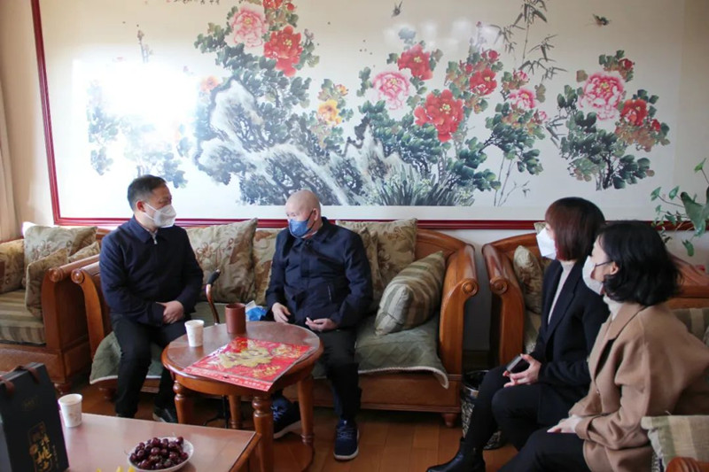 王永强走访慰问世界杯网址老领导和困难党员