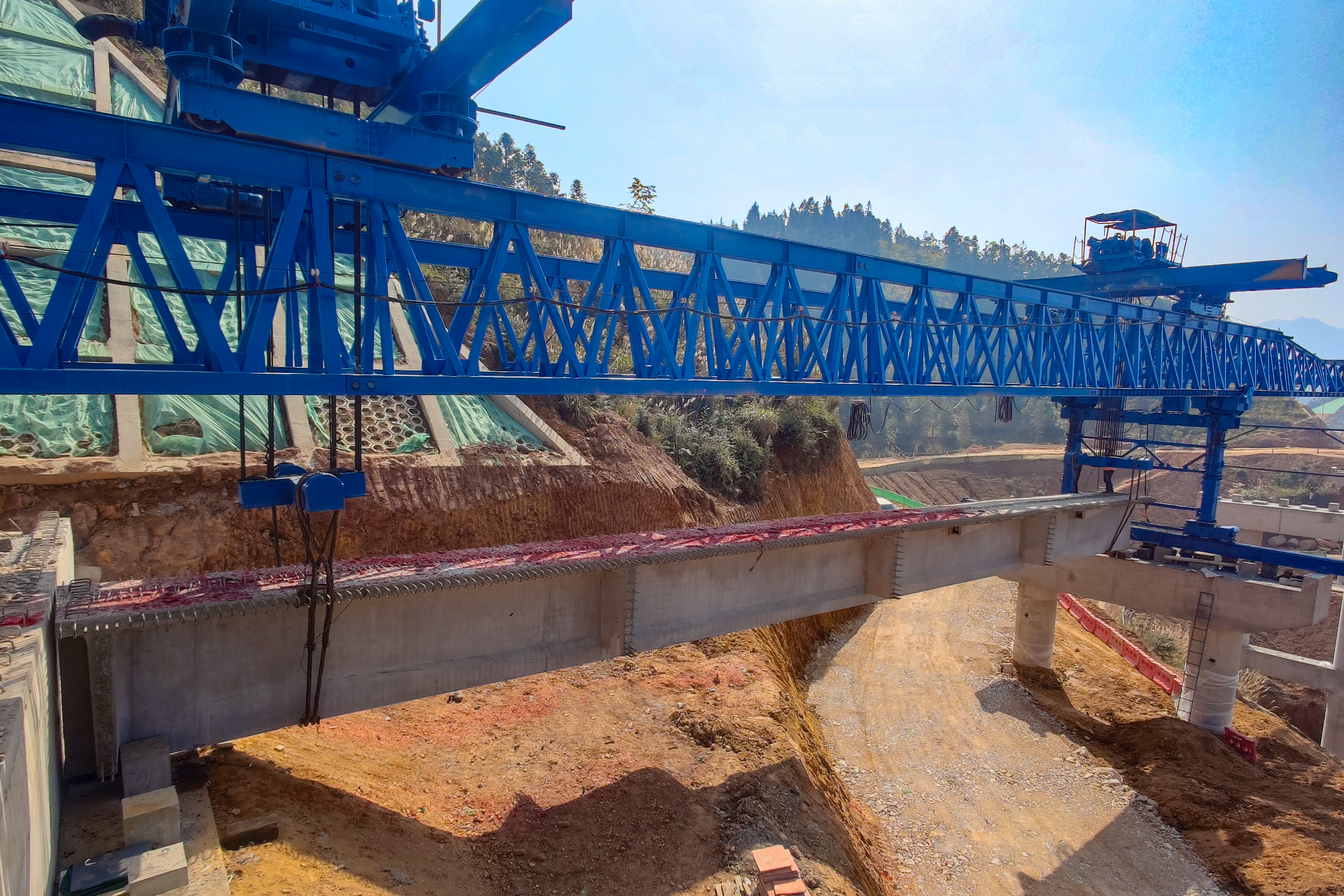 那兴高速土建十二分部首片30米T梁架设完成