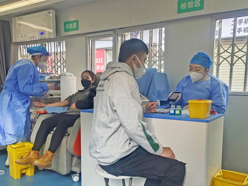 十四冶宾鹤高速项目部职工爱心接力为职工患病家属献血