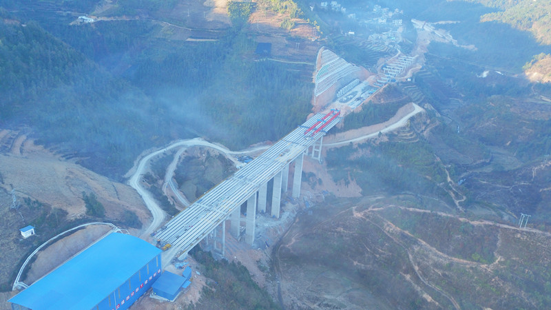 那兴高速魁拉坝2号大桥双幅贯通