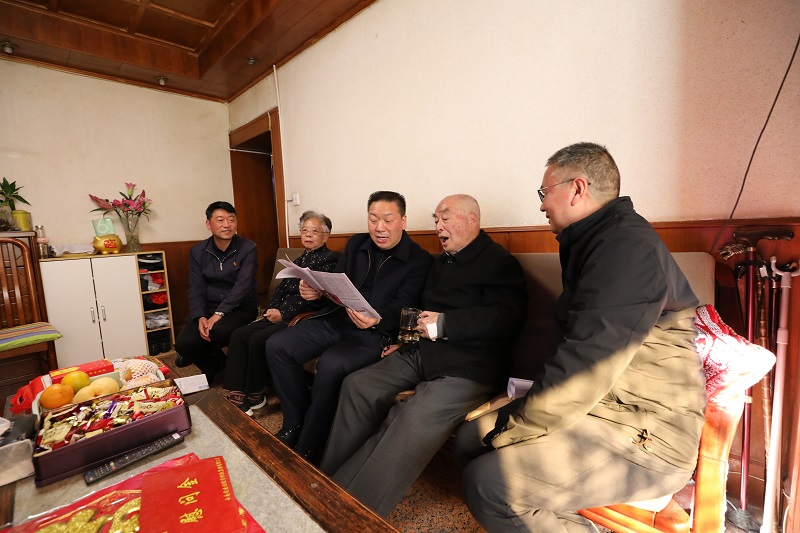 陈祖军走访慰问世界杯网址老领导、困难党员和困难职工