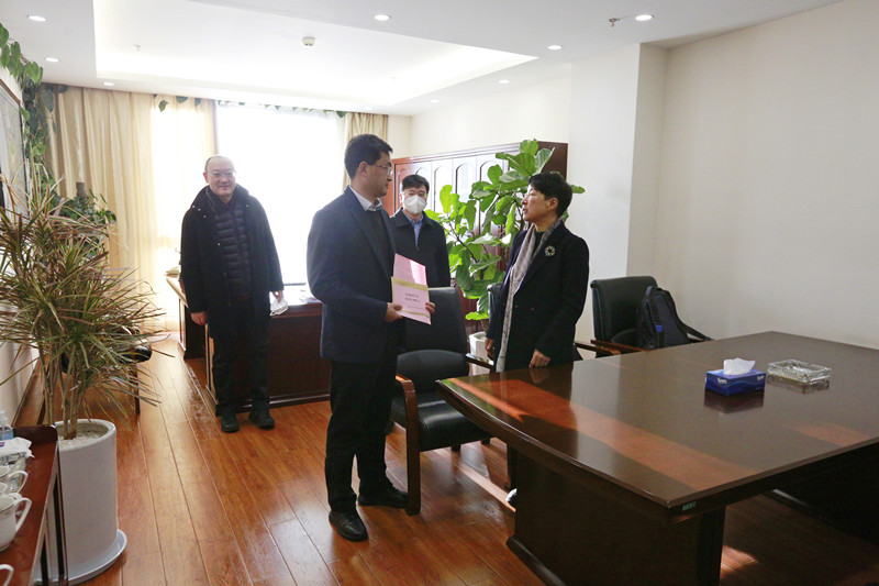 云南省地方金融监管局党组成员、副局长赵云龙慰问省委联系专家蒋兴祥