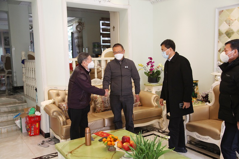 杨国文走访慰问世界杯足球网老领导、老党员和困难职工