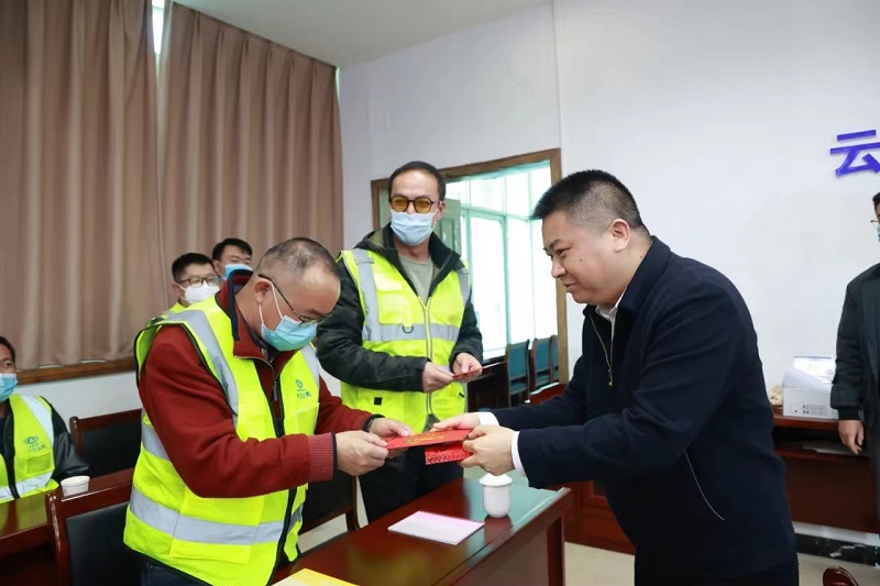 普洱市委常委、常务副市长李旭东一行到十三公司开展春节慰问活动