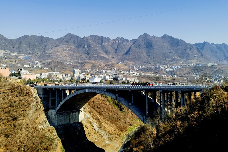 镇雄县南部新区项目三孔景观桥顺利通车