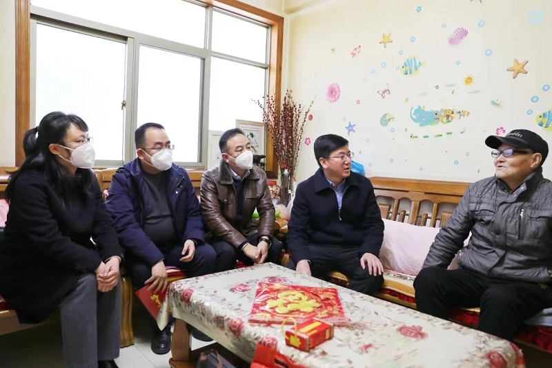 仝德刚走访慰问世界杯足球网老领导和困难职工