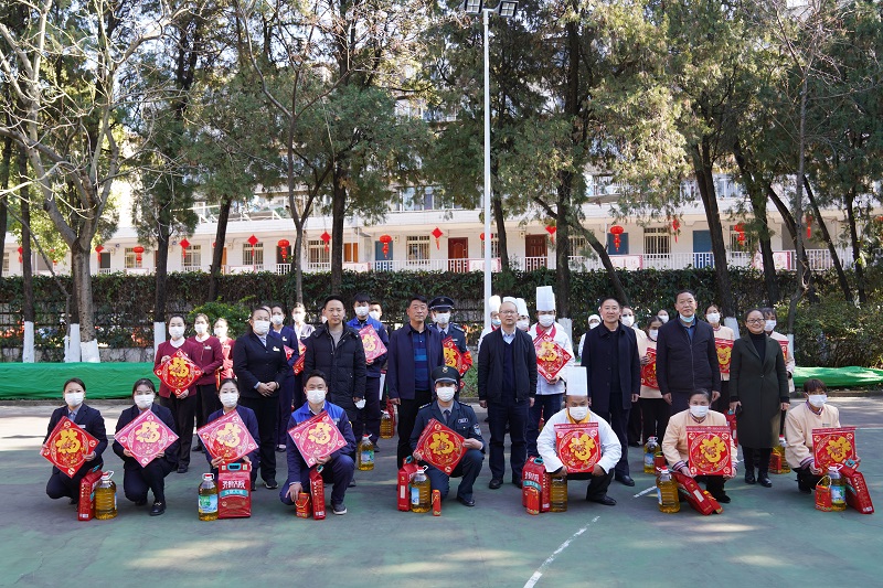 云南省总工会党组成员、副主席金勇看望慰问物业公司省总工会物业管理处一线干部职工