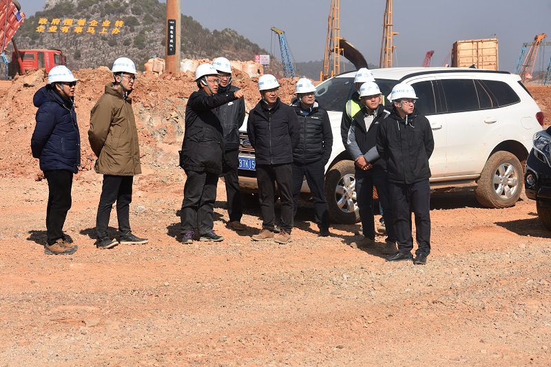 杨国文走访篆新农贸市场 看望慰问云南绿色低碳示范产业园项目一线建设者