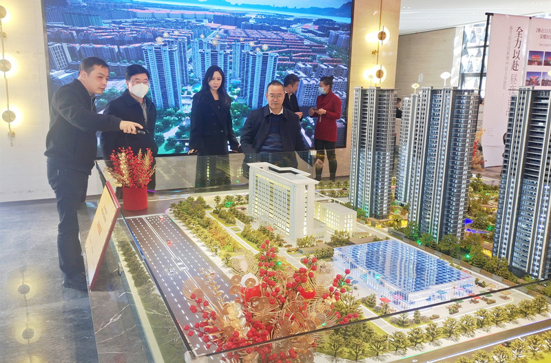 仝德刚调研多个项目 看望慰问一线职工