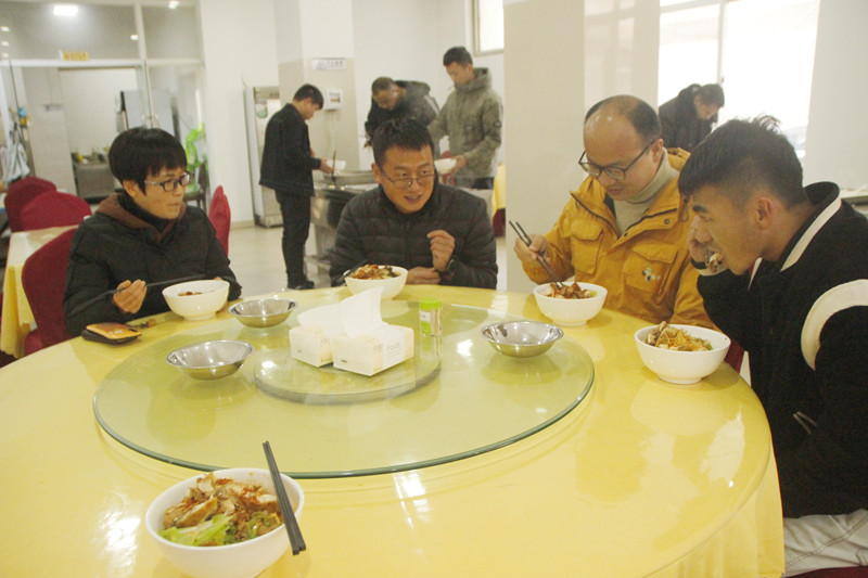 七世界杯足球平台持续十余年为职工提供晚餐 