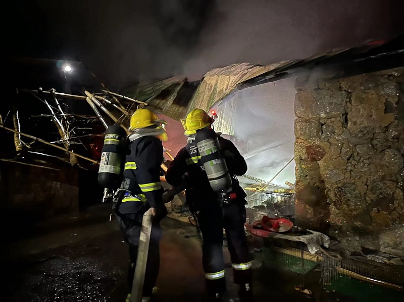 广那高速兼职消防队迅速出动成功扑灭民房火情