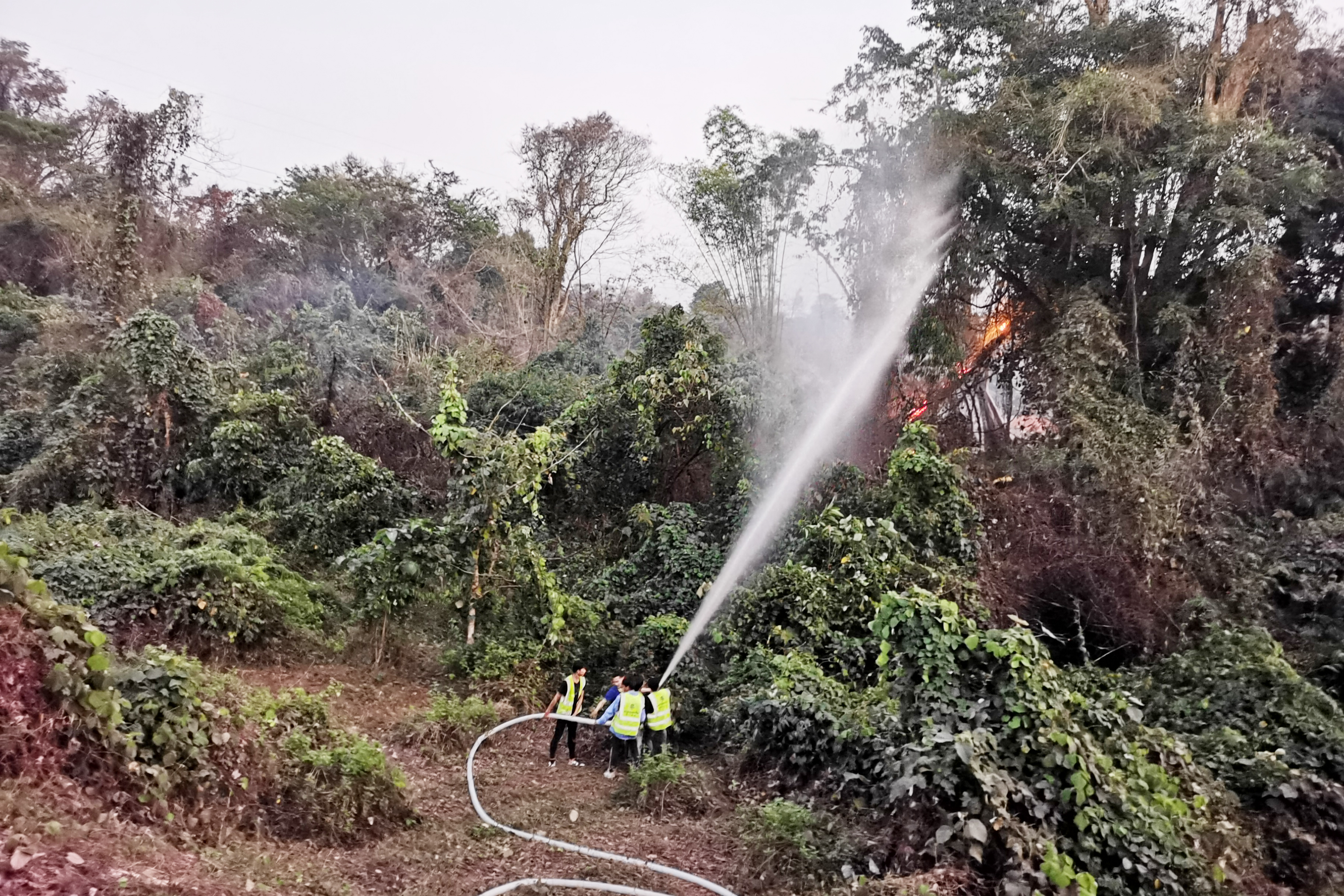 万万高速：奋力灭火除险情 全员参与保畅通