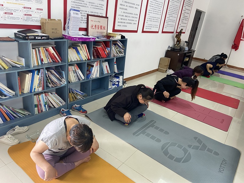 总承包世界杯足球网机械设备租赁世界杯足球网开展午休瑜伽活动