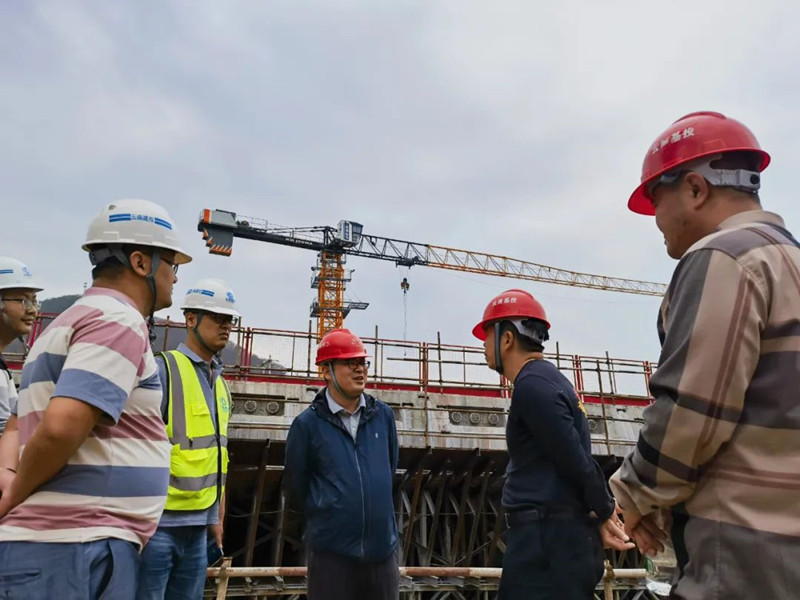 西双版纳州人大常委会副主任刘俊杰调研G214线景洪南过境公路及神秘谷澜沧江大桥项目