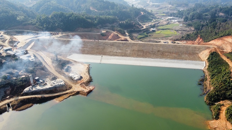 腾冲市向阳水库工程拦河坝封顶