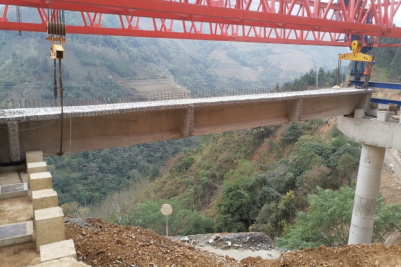 国道219项目首片T梁成功架设