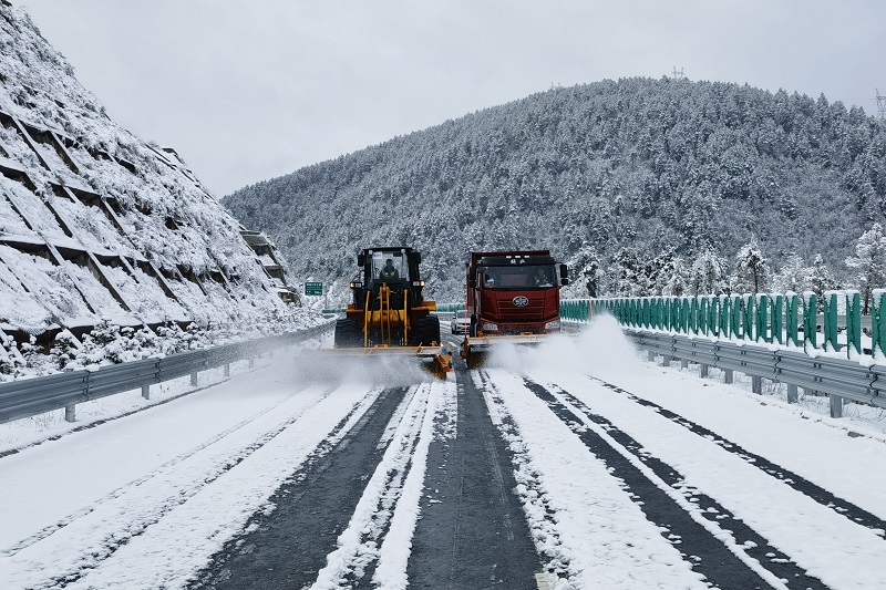 扫雪除冰保畅通，香丽高速在行动