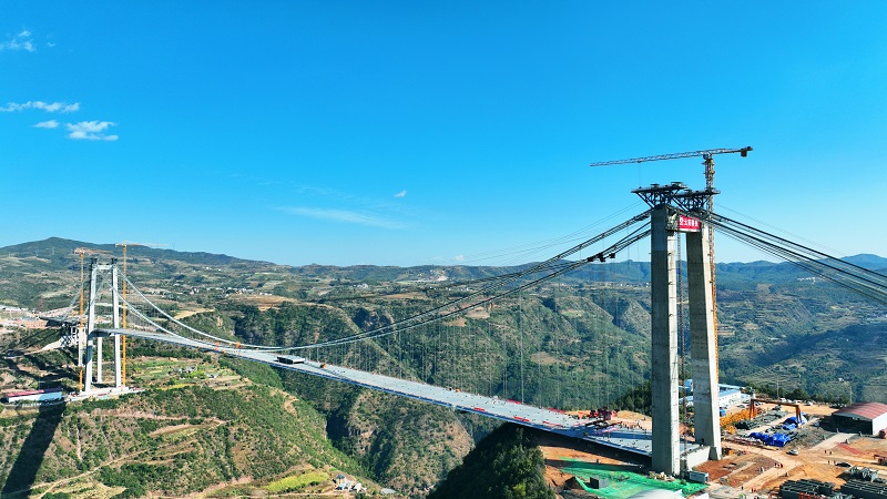 永大高速江底河特大桥主桥钢箱梁焊接进入冲刺阶段