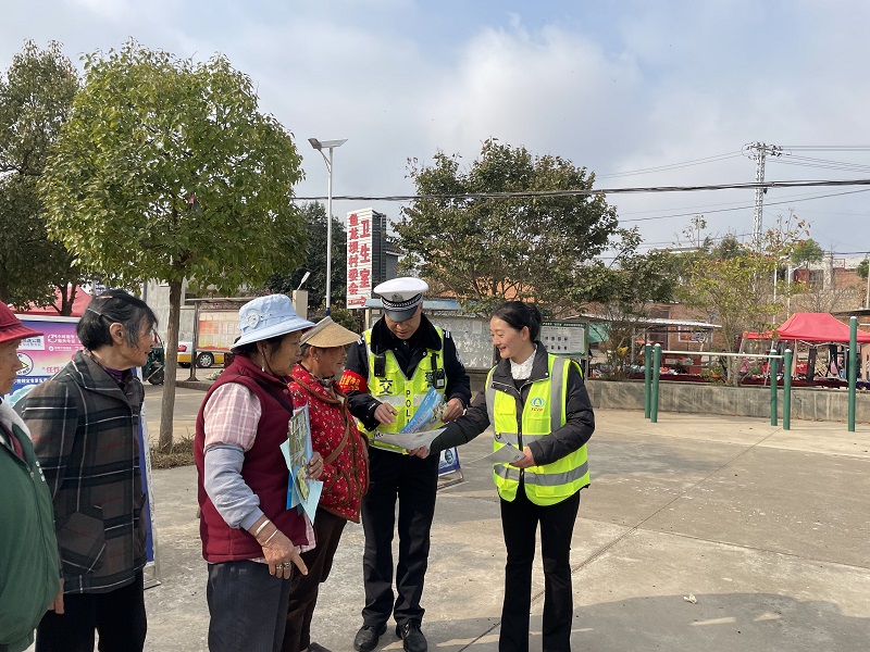 石锁高速与联动单位共同开展安全宣传进村社活动