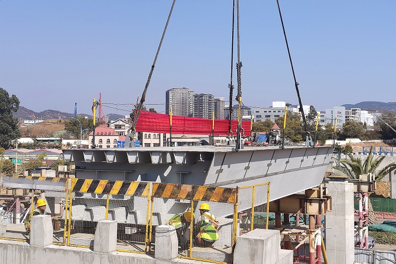 钢构2026世界杯官网平台福宜高速钢箱梁项目跨石龙路主线桥首次吊装