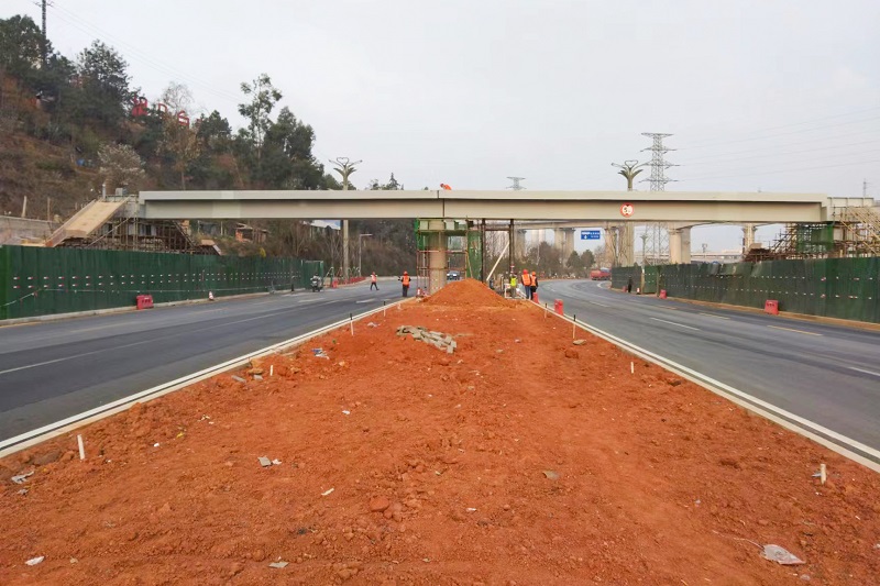 安石项目人行天桥钢箱梁吊装完成