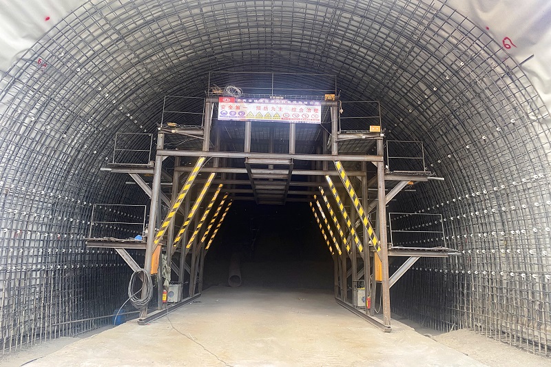 宾鹤高速黄坪3号隧道首模二衬浇筑完成