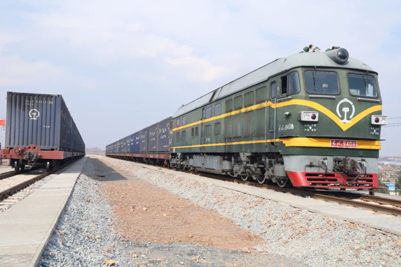 祥云铁路专用线首批订单进站