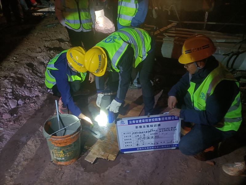 楚雄市东南绕城高速公路2-3工区首颗桩基混凝土浇筑