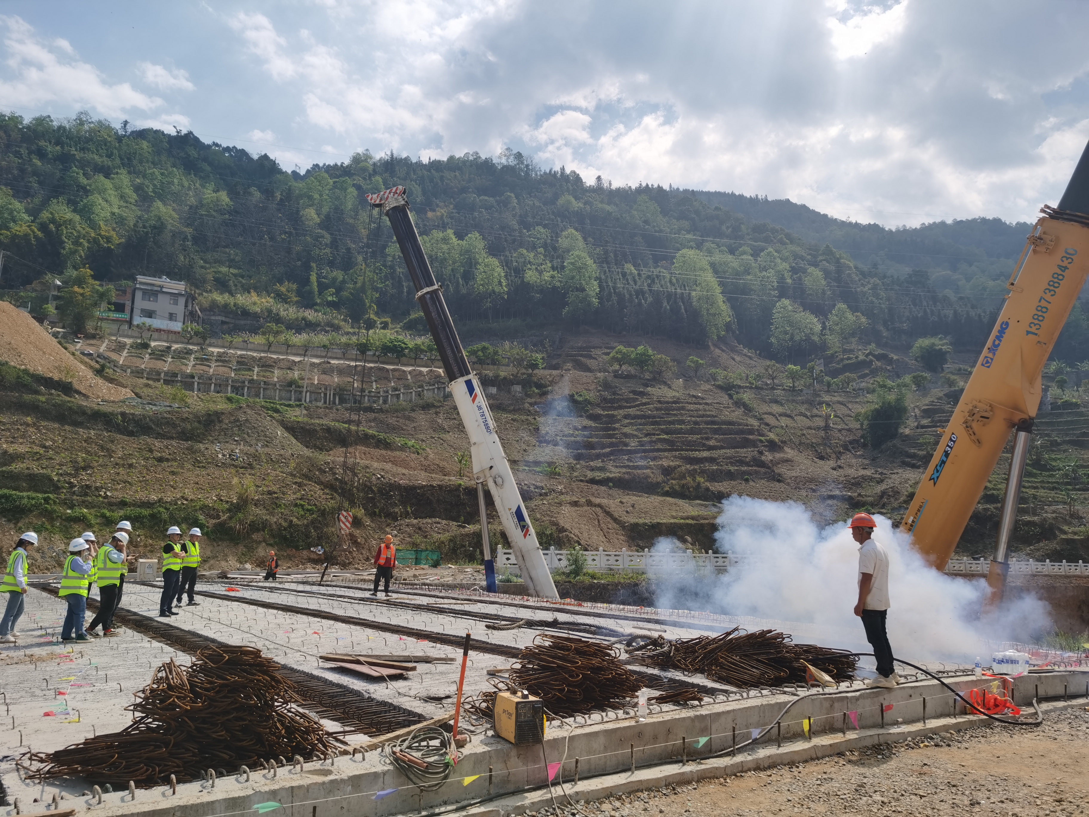 金平县滨河东路项目车行桥预制箱梁吊装完成