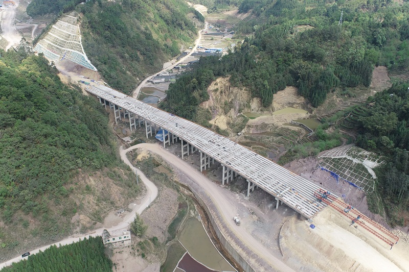 元绿高速绿春立交主线1号大桥架设完成