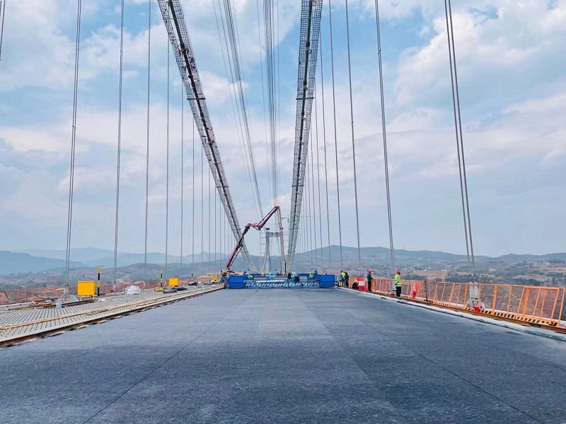 永大高速永仁大桥主桥UHPC桥面铺装完成