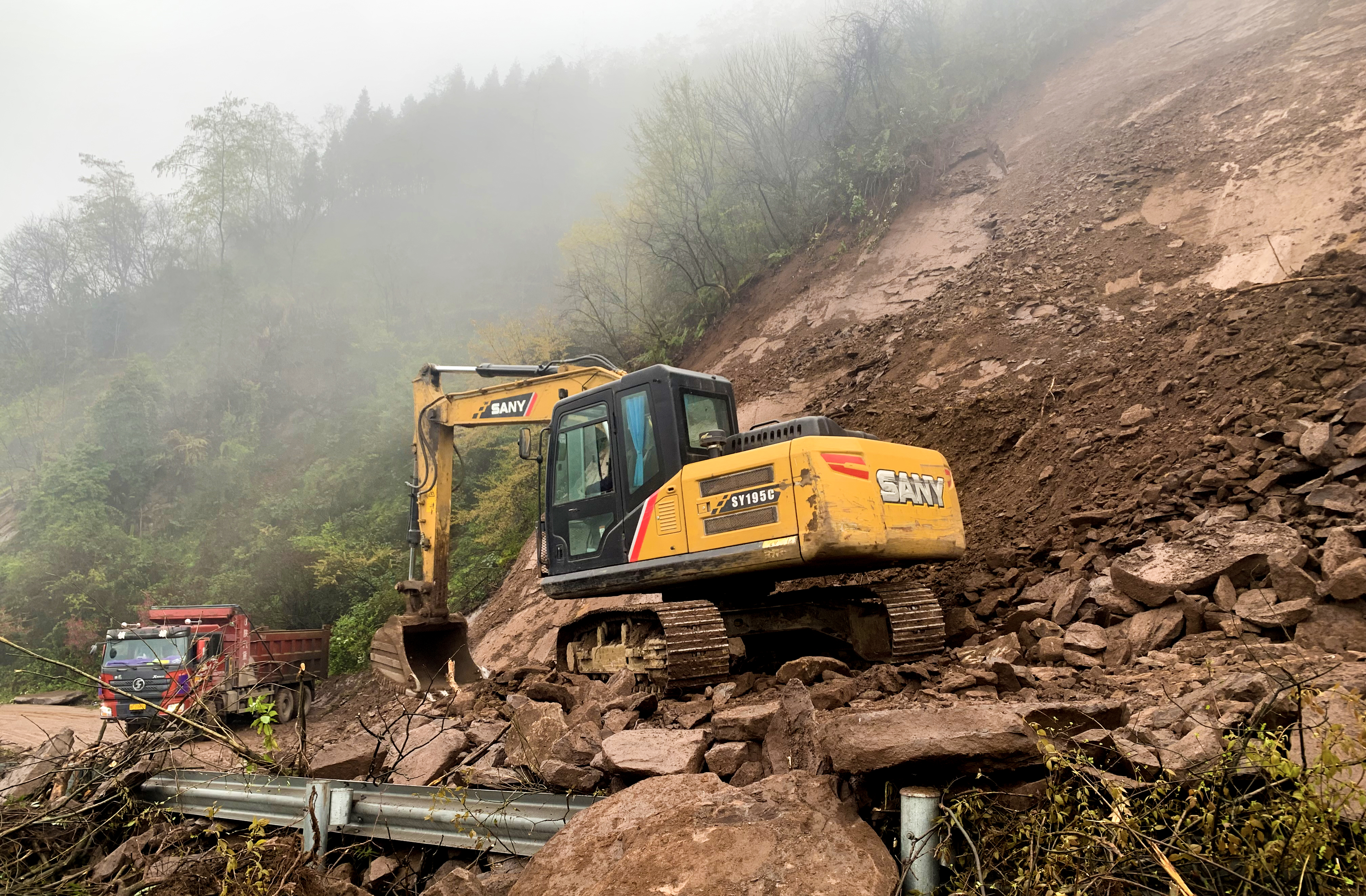 30小时！十世界杯官网中文版石板沟水库项目部抢通村民出村路