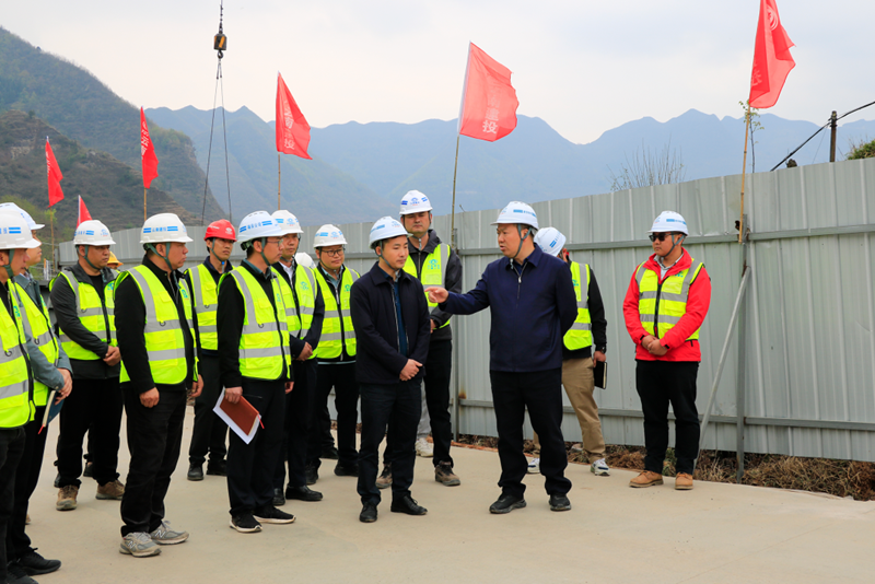 一线调研 | 陈祖军调研世界杯足球比分镇雄片区项目 看望慰问一线干部职工