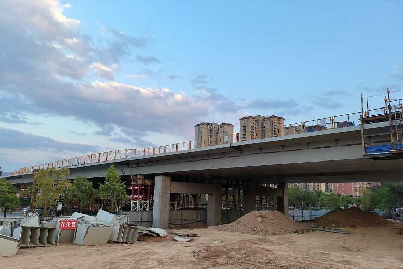 福宜高速跨石龙路段钢箱梁吊装完成
