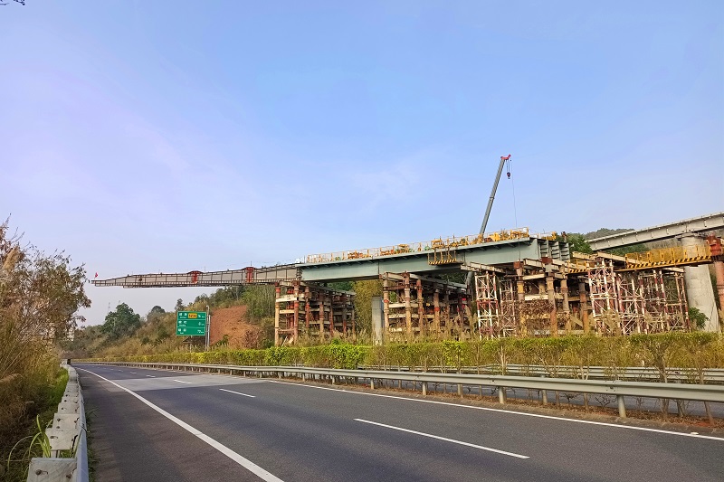 芒梁高速钢箱梁项目首次顶推到位