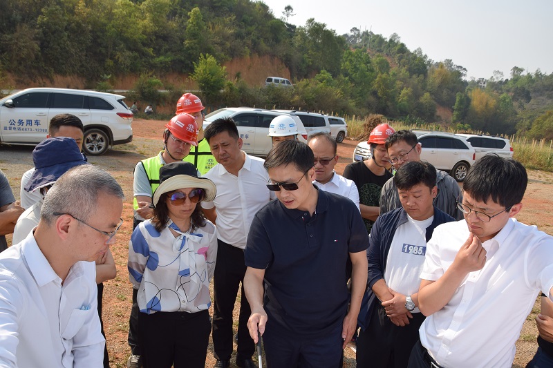 红河州副州长梁凌云调研峨石红高速（红河段）、国道219项目