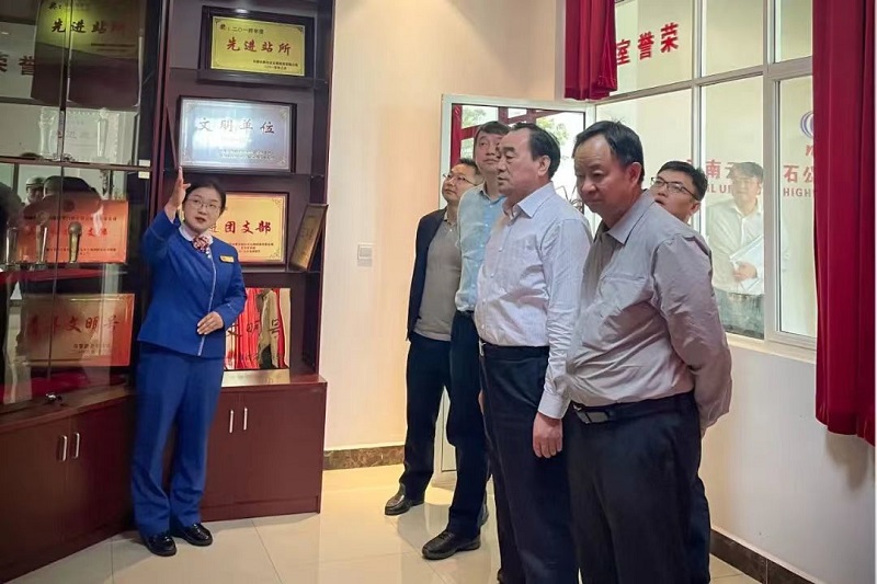 江苏省人大社会世界杯实时比分委员会主任委员周铁根到石锁高速调研