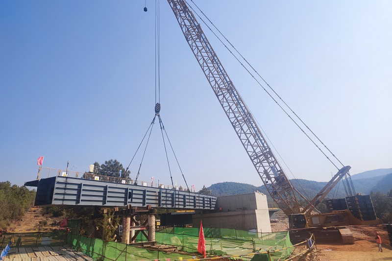 宾鹤高速奇峰立交大桥首段钢箱梁吊装到位