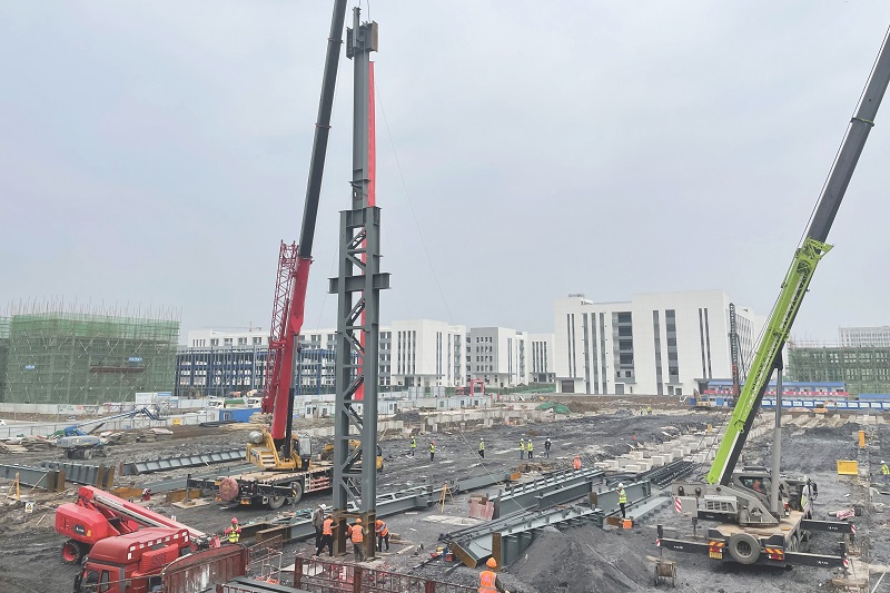 湖南运达风电永州基地一期项目首根钢柱吊装到位