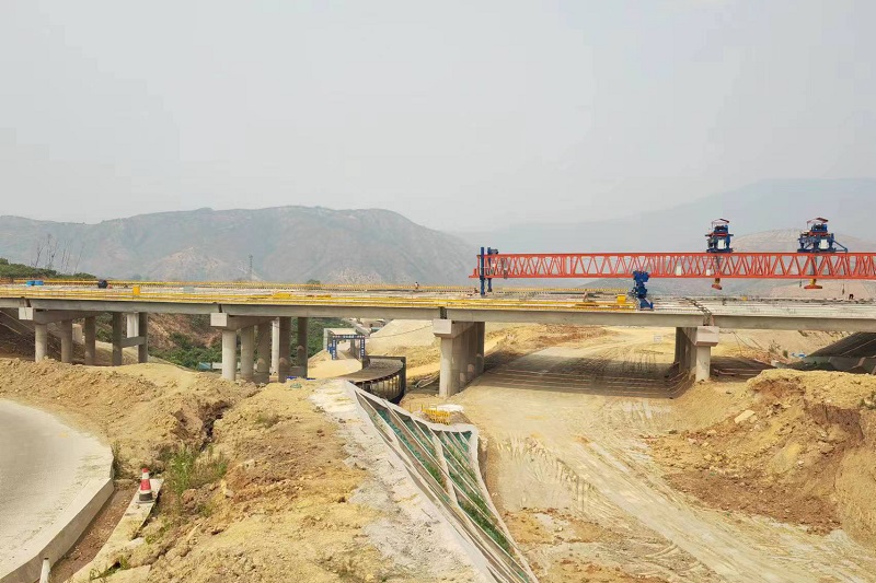 永金高速东峨立交主线桥架设完成