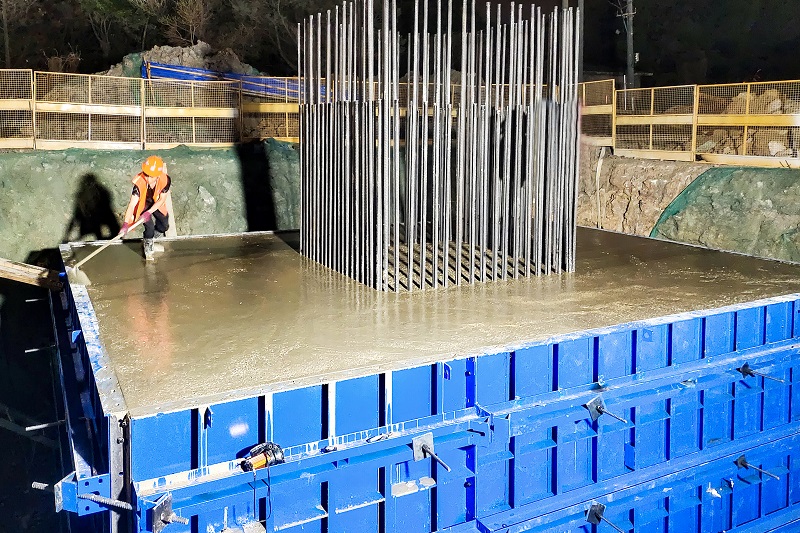 昆明三环闭合工程东三环A段项目完成首个承台浇筑