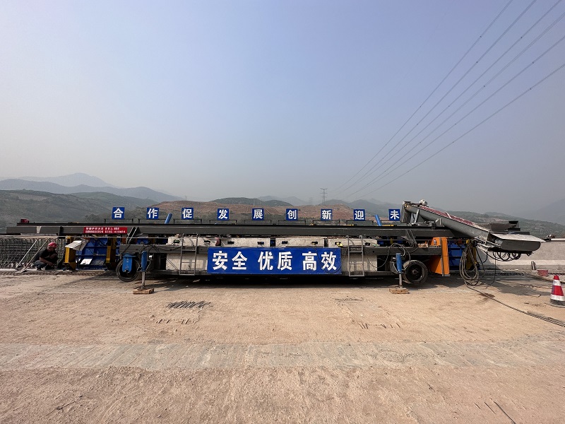 永金高速引进防撞墙自动化施工台车