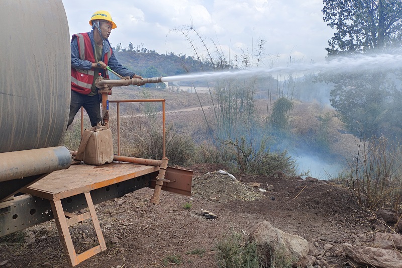 楚雄东南绕城高速一线职工勇赴现场扑灭山火