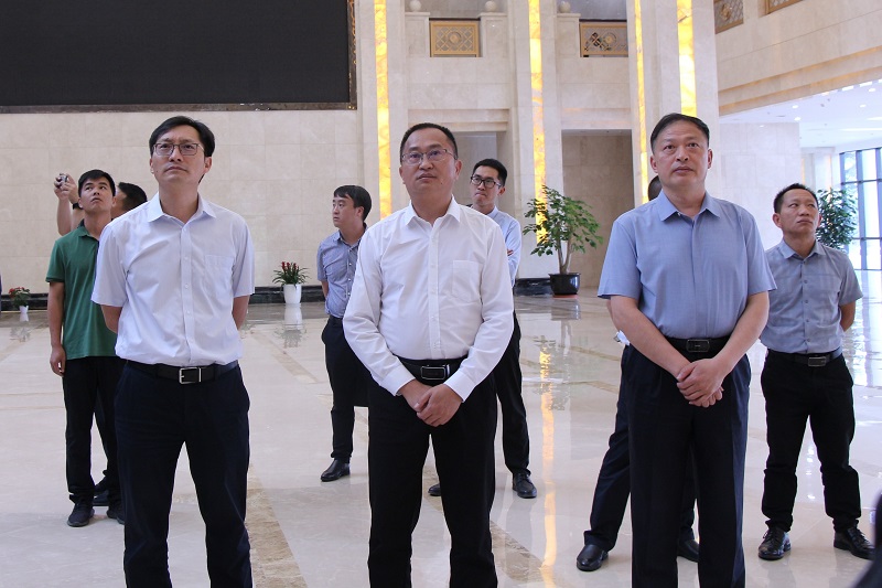 王永强与镇康县委副书记、县长段寿华交流座谈