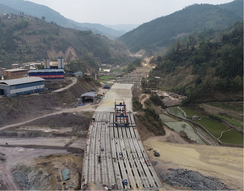 元绿高速绿春立交主线2号大桥T梁架设完成