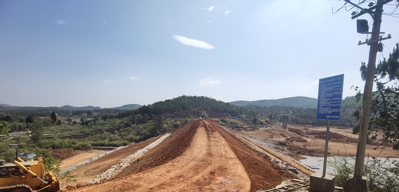 宣威市偏桥水库大坝封顶