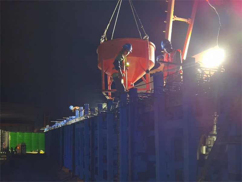 宾鹤高速土建六工区首片T梁浇筑完成