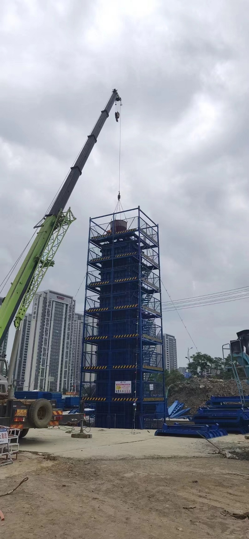 昆明市三环闭合A段项目首颗墩柱顺利浇筑