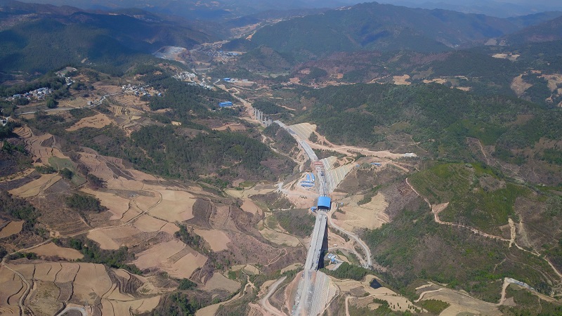 那兴高速魁拉坝3号大桥完成T梁架设