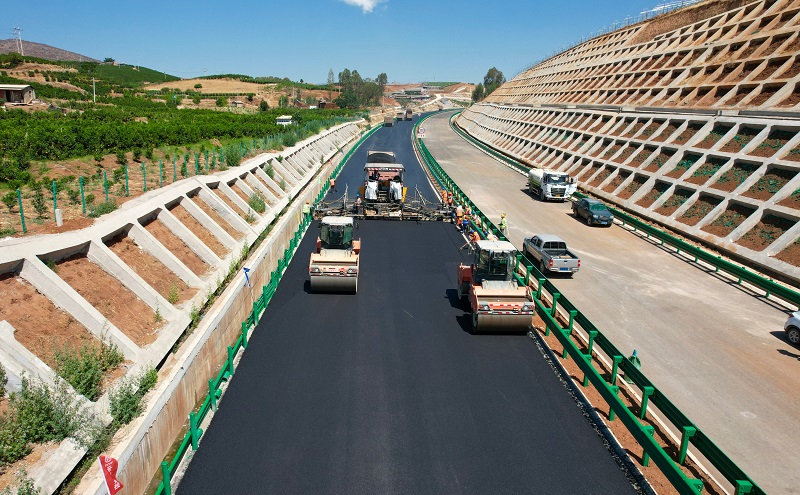 宾鹤高速宾川段沥青上面层试验段铺筑完成